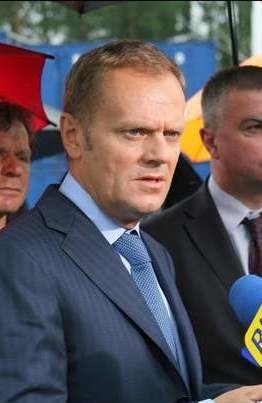 Premier Donald Tusk przyjął dymisje kolejnych ministrów swojego 
rządu oraz zapowiedział odwołanie szefa CBA